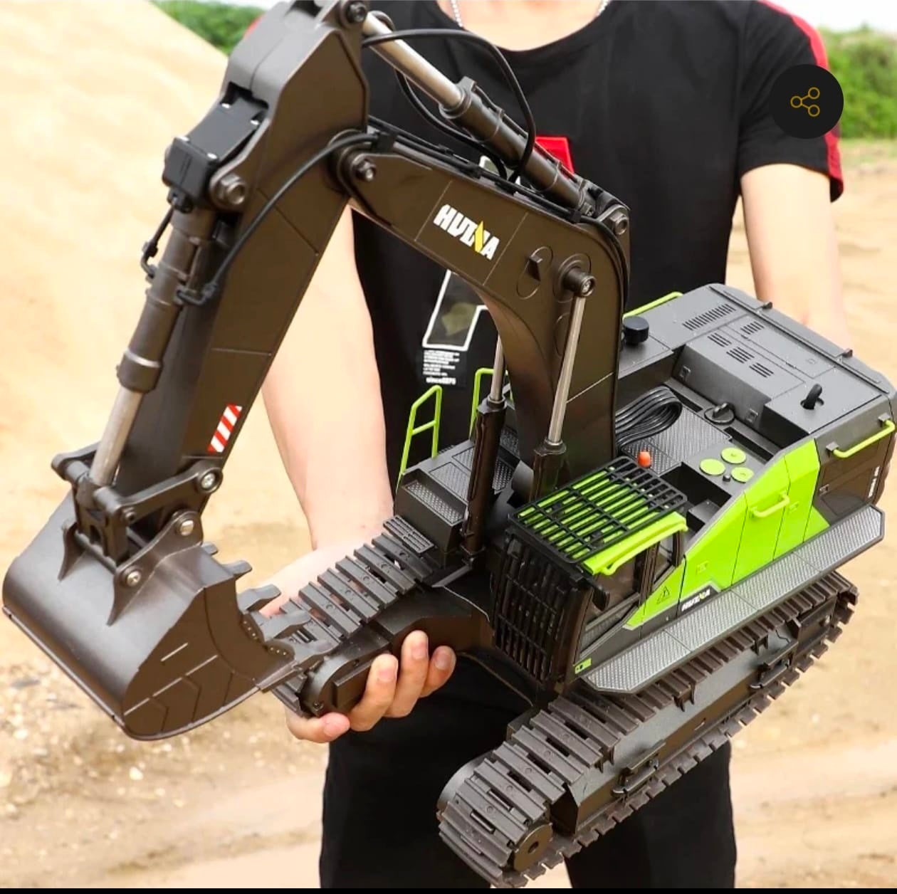Huina 1593 1:14 Scale RC Excavator – Full Metal Hydraulic-Style Construction Vehicle